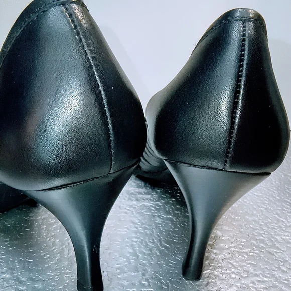 GUCCI Black Leather Laser Cut Square Toe Pumps, Size 35 - Picture 6 of 10